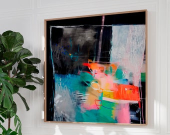 Peut inclure: Peinture abstraite avec des coups de pinceau audacieux de couleur, y compris le rose, l'orange, le jaune, le bleu et le vert, sur un fond noir. La peinture est encadrée d'un cadre fin et doré.