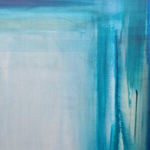 Pode incluir: Pintura abstrata com gradientes de azuis e branco. A obra apresenta pinceladas amplas e uma tela texturizada, criando uma sensa&ccedil;&atilde;o de profundidade e movimento. A paleta de cores varia do azul claro ao azul-petr&oacute;leo profundo.