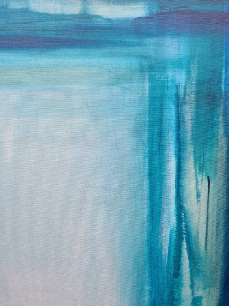 Pode incluir: Pintura abstrata com gradientes de azuis e branco. A obra apresenta pinceladas amplas e uma tela texturizada, criando uma sensa&ccedil;&atilde;o de profundidade e movimento. A paleta de cores varia do azul claro ao azul-petr&oacute;leo profundo.
