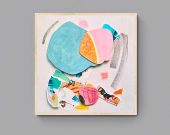 Op de afbeelding: Abstracte kunstcollage met lichtblauwe, roze en oranje papieren vormen op een witte achtergrond. De vormen zijn gelaagd en overlappen elkaar, waardoor een dynamische compositie ontstaat.