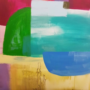 Op de afbeelding: Abstract schilderij met geometrische vormen in tinten roze, groen, blauw en geel. Het schilderij heeft een grote groene vorm in de linkerbovenhoek, een blauwe vorm in de rechterbenedenhoek en een gele vorm in het midden.