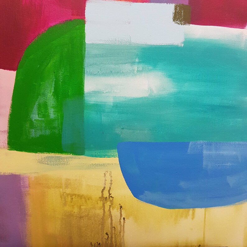 Op de afbeelding: Abstract schilderij met geometrische vormen in tinten roze, groen, blauw en geel. Het schilderij heeft een grote groene vorm in de linkerbovenhoek, een blauwe vorm in de rechterbenedenhoek en een gele vorm in het midden.
