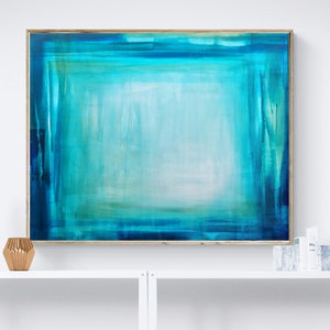 Pode incluir: Impress&atilde;o de arte abstrata com uma composi&ccedil;&atilde;o quadrada em tons de azul e verde-&aacute;gua. A obra de arte &eacute; emoldurada em madeira natural, criando uma est&eacute;tica moderna. A &aacute;rea central da pintura &eacute; mais clara.