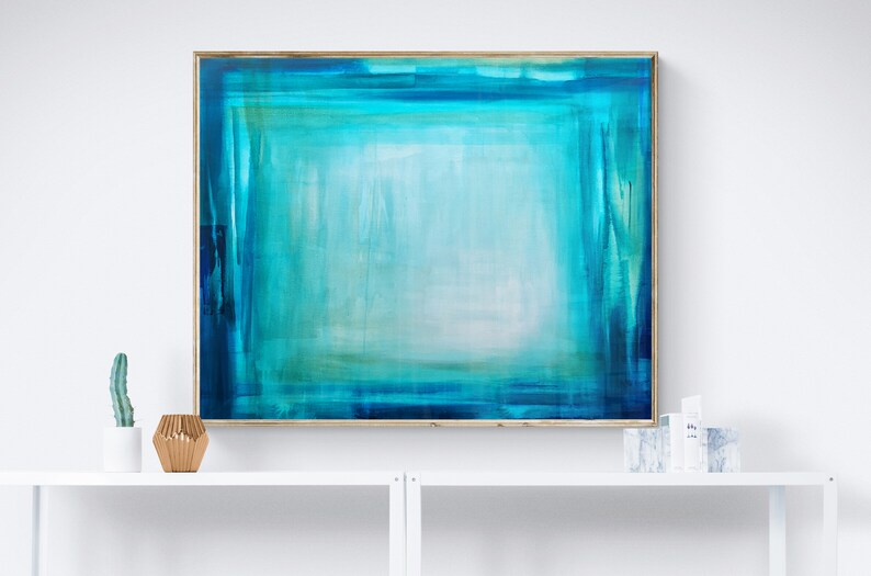 Pode incluir: Impress&atilde;o de arte abstrata com uma composi&ccedil;&atilde;o quadrada em tons de azul e verde-&aacute;gua. A obra de arte &eacute; emoldurada em madeira natural, criando uma est&eacute;tica moderna. A &aacute;rea central da pintura &eacute; mais clara.
