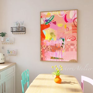 Op de afbeelding: Abstracte schilderij in roze, oranje, gele en groene tinten met witte en zwarte lijnen. Het schilderij is ingelijst in een licht houten lijst en hangt aan een witte muur.