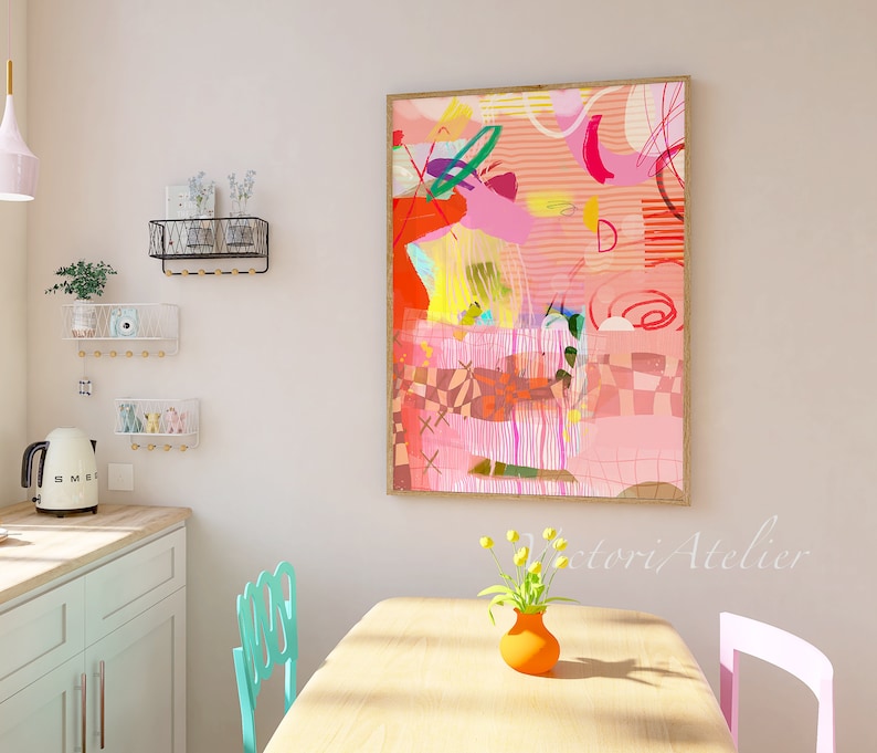 Op de afbeelding: Abstracte schilderij in roze, oranje, gele en groene tinten met witte en zwarte lijnen. Het schilderij is ingelijst in een licht houten lijst en hangt aan een witte muur.