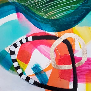 Puede incluir: Pintura abstracta con trazos audaces de color, incluyendo turquesa, rosa, naranja y amarillo. Una l&iacute;nea rayada en blanco y negro y un contorno negro crean una forma de coraz&oacute;n en el centro de la pintura.