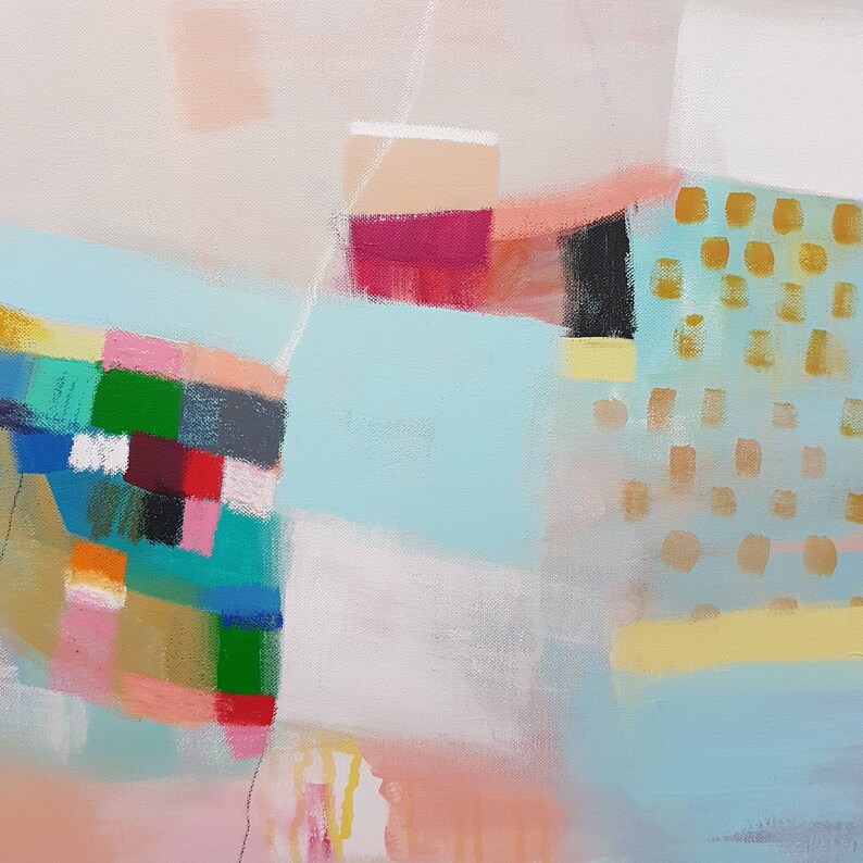 Op de afbeelding: Abstract schilderij met een mix van kleuren, waaronder roze, blauw, groen, geel en goud. Het schilderij bevat geometrische vormen en patronen.