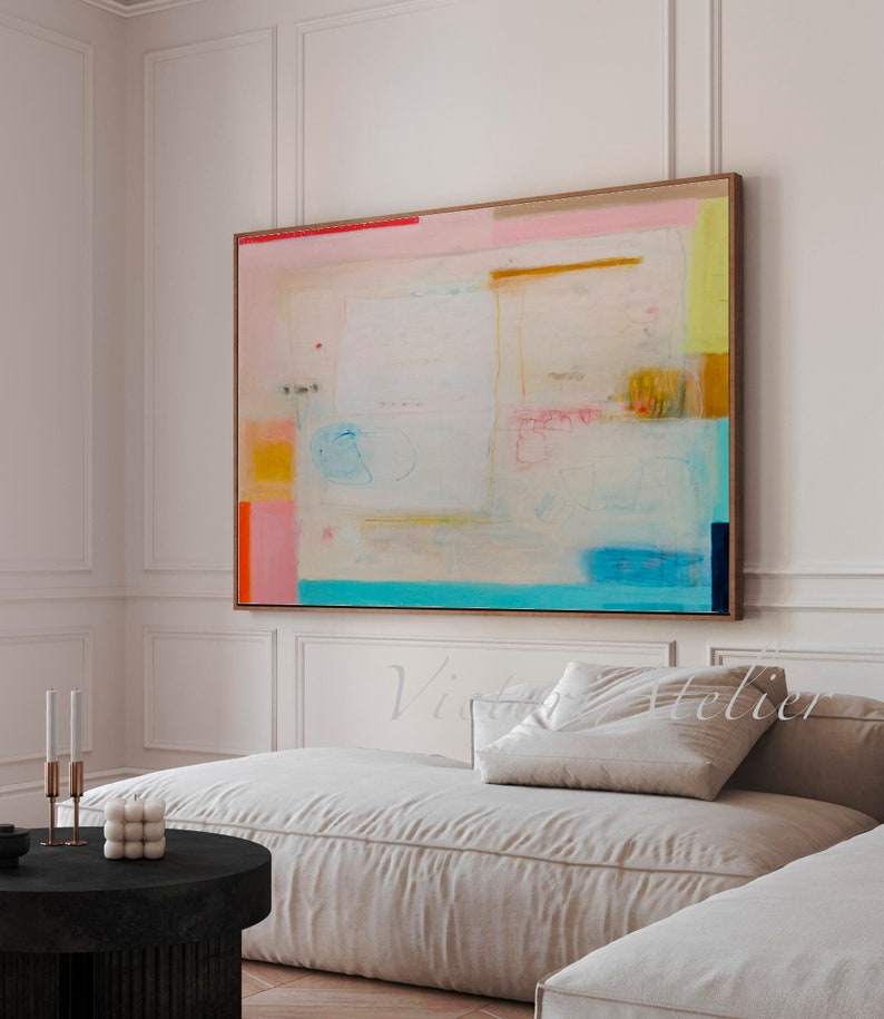 Puede incluir: Pintura abstracta con fondo blanco y formas geom&eacute;tricas coloridas en rosa, amarillo, azul y naranja. La pintura est&aacute; enmarcada en un marco de madera.