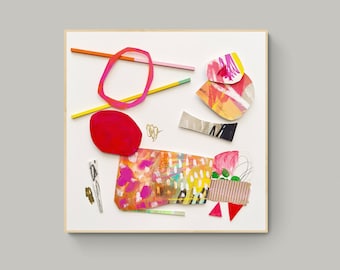 Op de afbeelding: Abstracte kunstcollage met roze, rode, gele en witte vormen op een witte achtergrond. De collage bevat een rode cirkel, een roze en gele abstracte vorm en een roze en witte abstracte vorm.