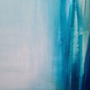 Pode incluir: Pintura abstrata com um gradiente de azuis e branco. Pinceladas verticais de v&aacute;rias tonalidades de azul criam uma sensa&ccedil;&atilde;o de profundidade e movimento. A tela tem uma superf&iacute;cie texturizada, adicionando interesse visual &agrave; obra.