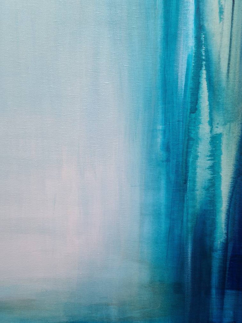 Pode incluir: Pintura abstrata com um gradiente de azuis e branco. Pinceladas verticais de v&aacute;rias tonalidades de azul criam uma sensa&ccedil;&atilde;o de profundidade e movimento. A tela tem uma superf&iacute;cie texturizada, adicionando interesse visual &agrave; obra.