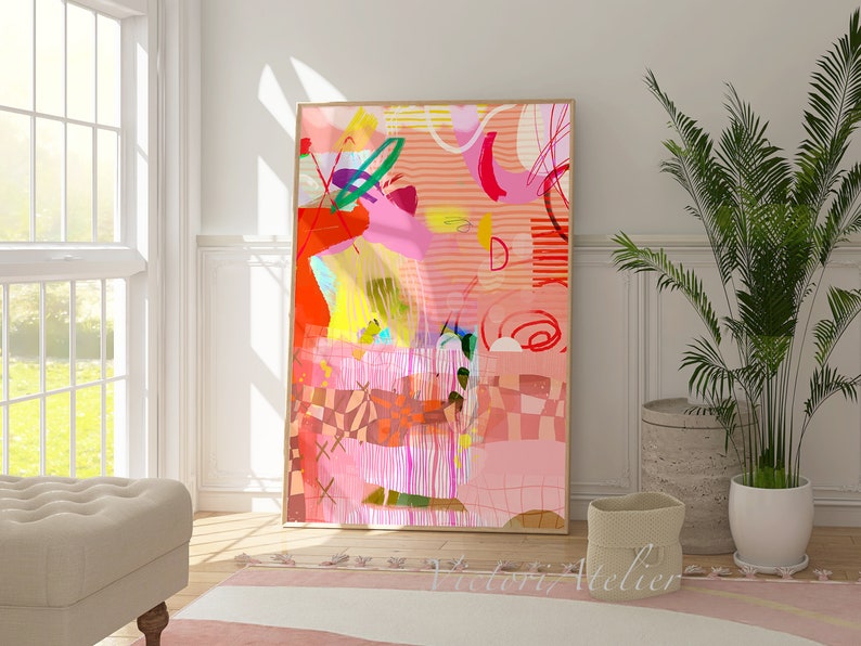 Op de afbeelding: Abstracte kunstprint met een roze, rood, oranje, geel, groen en wit kleurenschema. De print bevat geometrische vormen, lijnen en swirls. De print is ingelijst in een licht houten lijst.
