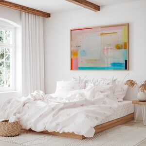 Puede incluir: Una cama blanca con una funda n&oacute;rdica rosa y un patr&oacute;n de estrellas blancas. La cama est&aacute; hecha con almohadas blancas y una manta blanca. Hay una gran pintura abstracta en la pared detr&aacute;s de la cama. La pintura est&aacute; en tonos de rosa, azul, amarillo y naranja.