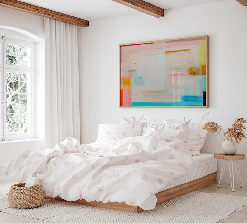 Puede incluir: Una cama blanca con una funda n&oacute;rdica rosa y un patr&oacute;n de estrellas blancas. La cama est&aacute; hecha con almohadas blancas y una manta blanca. Hay una gran pintura abstracta en la pared detr&aacute;s de la cama. La pintura est&aacute; en tonos de rosa, azul, amarillo y naranja.