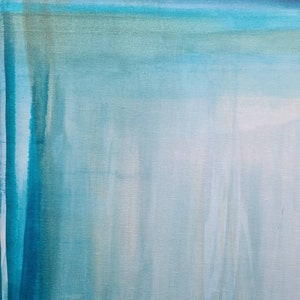 Pode incluir: Pintura abstrata com gradientes de azuis e branco. Tra&ccedil;os verticais de azul-petr&oacute;leo e turquesa se fundem em um centro mais claro, quase branco. Faixas horizontais de tons de azul variados criam um efeito de horizonte.