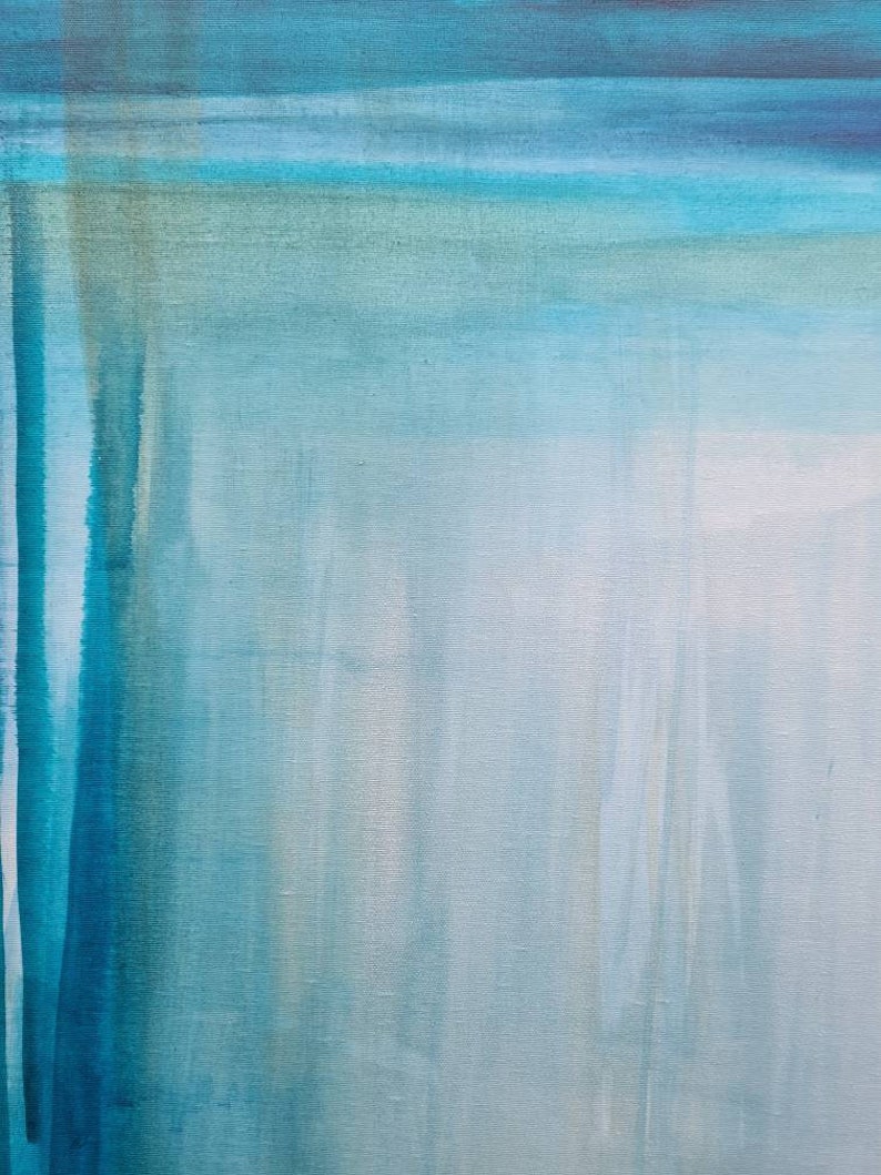 Pode incluir: Pintura abstrata com gradientes de azuis e branco. Tra&ccedil;os verticais de azul-petr&oacute;leo e turquesa se fundem em um centro mais claro, quase branco. Faixas horizontais de tons de azul variados criam um efeito de horizonte.
