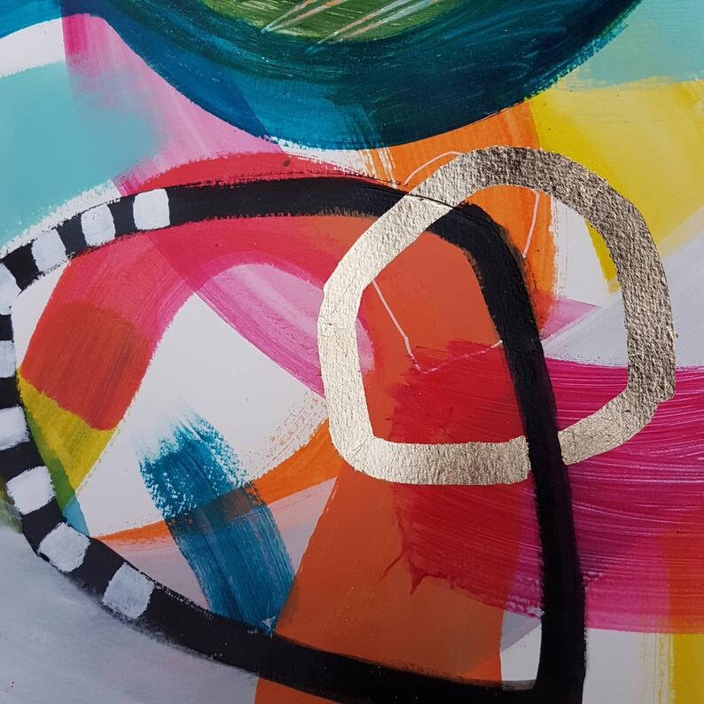 Puede incluir: Pintura abstracta con trazos audaces de rosa, naranja, rojo, amarillo, azul, negro y blanco. Un c&iacute;rculo dorado se encuentra en el centro de la pintura.