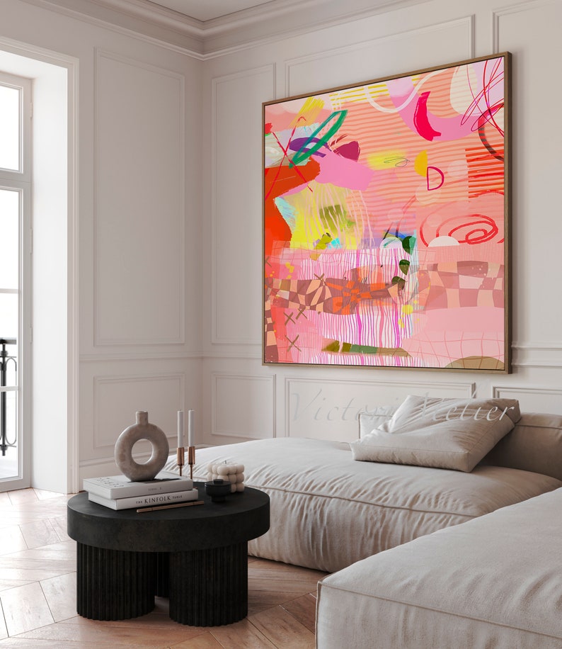 Op de afbeelding: Abstract schilderij met een kleurenschema in roze, rood, geel, groen en blauw. Het schilderij is ingelijst in een licht houten lijst en hangt aan een witte muur.