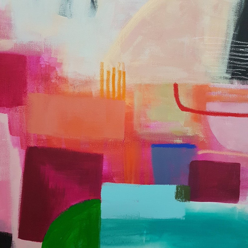 Op de afbeelding: Abstract schilderij met geometrische vormen in tinten van roze, oranje, rood, groen, blauw en wit.