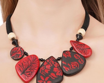 Conjunto de collar y pendientes de arcilla hechos a mano: joyería geométrica roja y negra