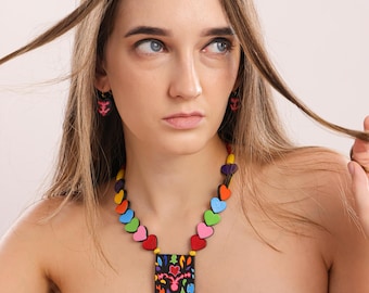 Conjunto de joyas de terracota con forma de corazón hecho a mano: un regalo colorido para San Valentín.