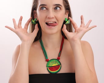Conjunto de joyería de arcilla hecha a mano: collar y pendientes de sandía y kiwi