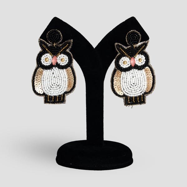 ハンドビーズのフクロウのダングルイヤリング：ブラック＆ホワイトのボヘミアンジュエリー