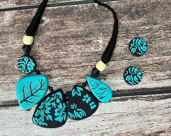 Conjunto de joyas de arcilla de terracota: collar y pendientes esculpidos a mano