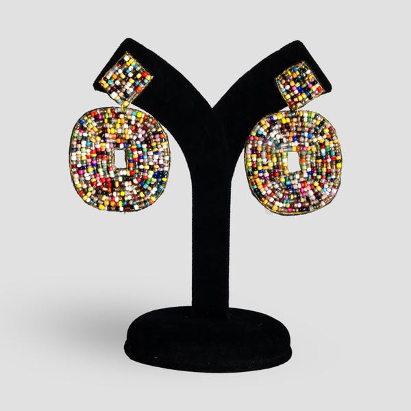 Brincos de miçangas bordadas: joias multicoloridas com estilo boho