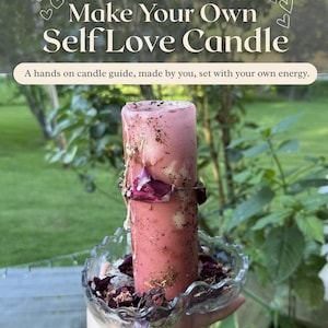 Pode incluir: Uma vela pilar rosa decorada com pétalas de flores secas e ervas, repousando num prato de vidro transparente com borda festonada. A imagem contém o texto: Make Your Own Self Love Candle, A hands on candle guide, made by you, set with your own energy, A PDF Downlaod, The Wexford Witch.