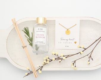 Zestaw upominkowy z patyczkami zapachowymi Lychee Blossom i naszyjnikiem w kształcie serca pokrytym 18-karatowym złotem