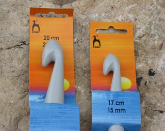 Set of 2 "Pony" crochet plastic hooks 15mm+20mm for thick yarn