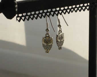 Owl shaped earrings in silver color