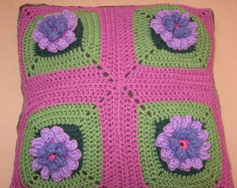 Crochet pillow cover with flowers in three dimensions within 4 granny squares