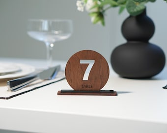 Nummerbord trouwtafel in gegraveerd hout: op maat gemaakt feestdecor