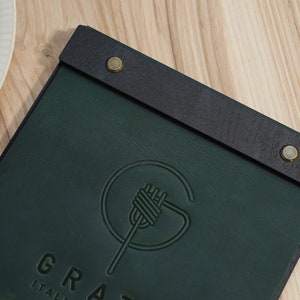 Skórzany schowek na menu z wytłoczonym logo, Drewniana tablica menu, Ślubna tablica na klips, Tablica menu vintage, Menu niestandardowe, Spersonalizowany schowek na menu