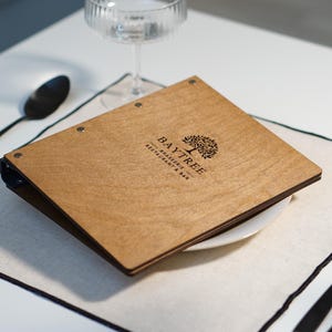 Spersonalizowana okładka menu z segregatorem, drewniana teczka menu, menu restauracji z grawerowanym logo, skórzana tablica menu, spersonalizowane drewniane menu