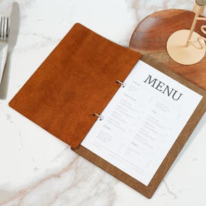 Gepersonaliseerde menuomslag met ringband, houten menumap, restaurantmenu met gegraveerd logo, leren menubord, aangepast houten menu