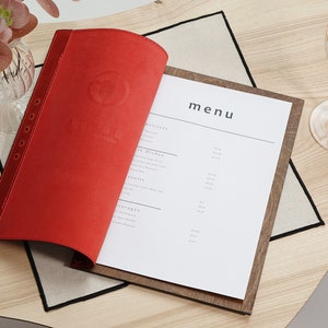 Leren menumap met logo in reliëf, houten menubord, vintage leer, menubord, aangepast menu, gepersonaliseerde menuomslag, menuomslag