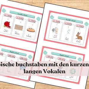 Puede incluir: Cuatro tarjetas de memoria coloridas con letras árabes e imágenes. Las tarjetas de memoria están etiquetadas con los sonidos de las vocales cortas y largas. Las imágenes incluyen una granada, un sobre, una hogaza de pan, una oreja, una aguja, un conejo, una mariposa, una pluma, una flor y un cubo.