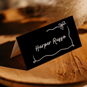 Gewellte schwarze Platzkarten, Kalligraphie Name Kartenvorlage, handgeschriebene Schleife kurvig, digitale Hochzeit Schreibwaren, wunderliche Platzkarten,