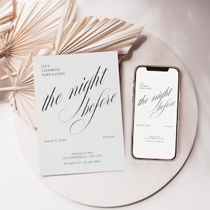 Puede incluir: Una invitación de boda y un teléfono inteligente que muestra la misma invitación. La invitación dice "the night before" en una escritura elegante, con detalles para la cena. El fondo incluye hojas de palma secas y una bandeja circular blanca.
