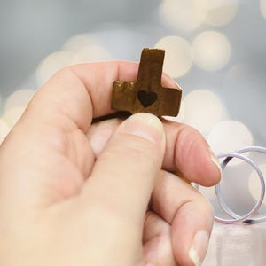 Cruz de madera con forma de corazón, pequeña cruz de bolsillo para pulgar, regalo religioso para la iglesia, regalo de consuelo basado en la fe para Pascua, paquete de 6