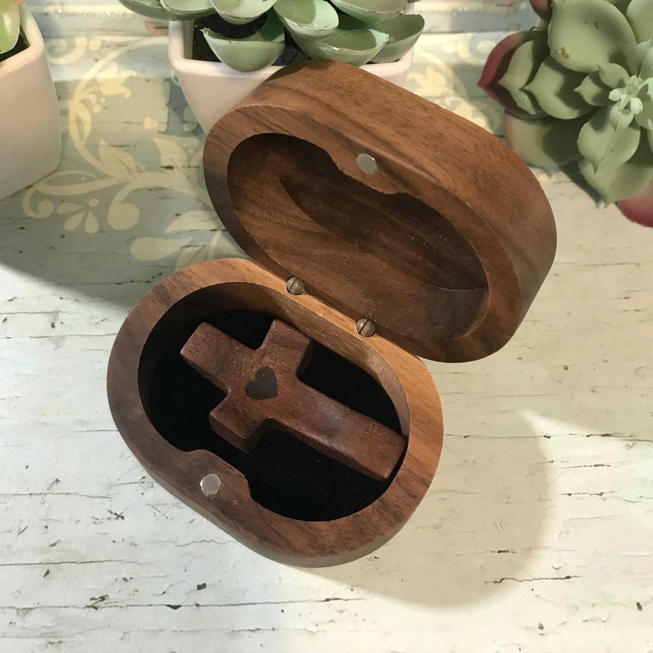 Croce in legno con scritta Cross my Heart, regalo