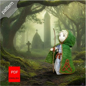Può includere: Bambola all'uncinetto con mantello con cappuccio verde con un nodo celtico, che tiene un arco di legno. Lo sfondo è una foresta nebbiosa con una torre di pietra e una croce. L'immagine include il testo "pattern" e "PDF ENGLISH".