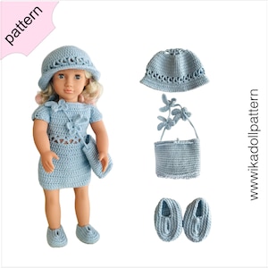 Peut inclure: Un ensemble de poupée au crochet bleu clair, comprenant une robe, un chapeau, un sac à main et des chaussures. La poupée porte la robe et le chapeau. Le sac à main a un motif floral. Le mot "pattern" est dans une bulle rose. Le site web "www.wikadollpattern.com" est visible.