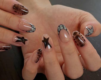 Uñas postizas cromadas Y2K: uñas de gel multicolores, estilo libre y pintadas a mano.