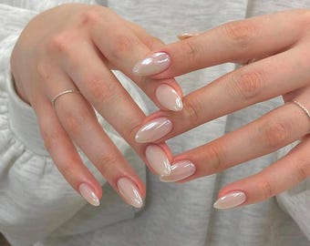 Unhas de gel cromadas branco-pérola: unhas de gel Y2K