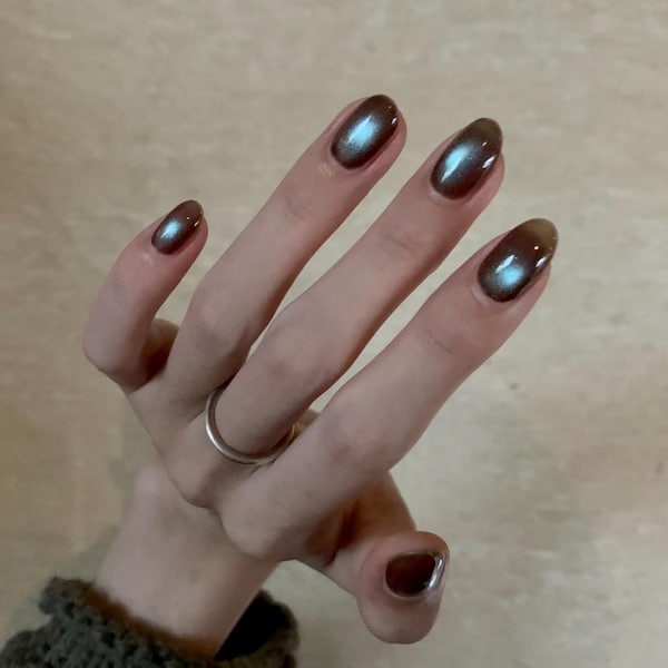 Unghie finte effetto occhi di gatto blu e marrone: unghie personalizzate dipinte a mano